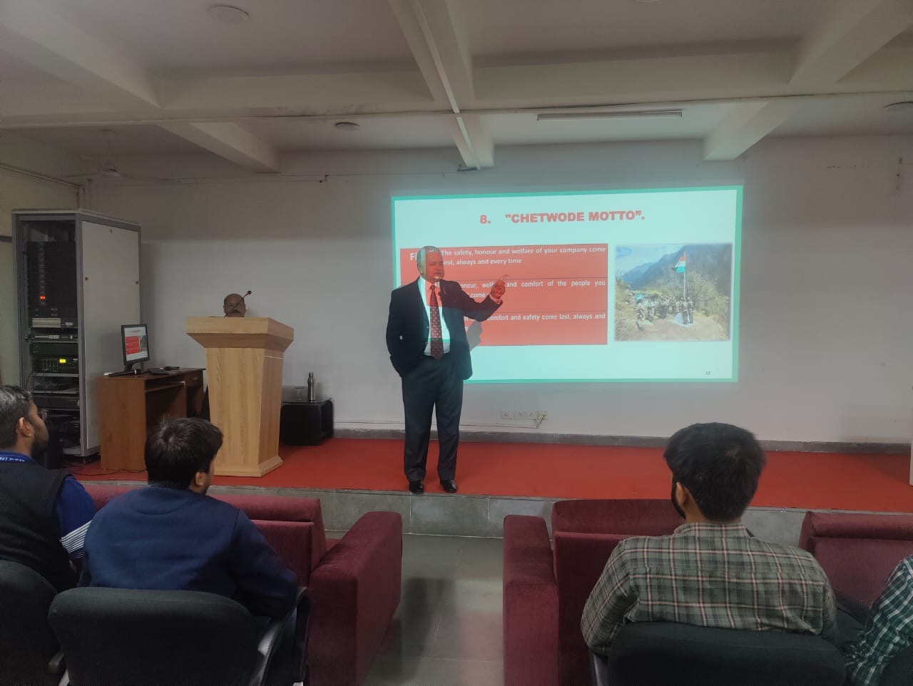 D(P) interacting with the Executive Trainees of CPSEs under Ministry of Power at the Foundation Course organised by NPTI at GNEC, IIT, Roorkee Campus, Greater Noida