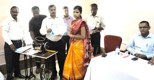 श्री एस.आर.बिसवास, होप, टीजीपीपीपी द्वारा स्थानीय लाभार्थियों को एक प्रमाण पत्र एवं सिलाई मशीन सौंप दिया गया।