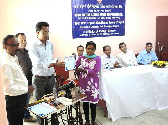 श्री पी. जे. माजूमदार, सीनियर मैनेजर (एफ), टीजीपीपीपी द्वारा स्थानीय लाभार्थियों को एक प्रमाण पत्र एवं सिलाई मशीन सौंप दिया गया।