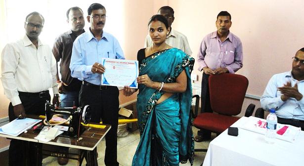 एक प्रमाण पत्र एवं सिलाई मशीन को स्थानीय लाभार्थियों को श्री आशिम रॉय, डीजीएम (सी) हेड क्वाटर शिलांग द्वारा सौंप दिया गया।