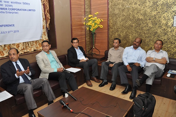 प्रेस कॉन्फ्रेंस के दौरान सीएमडी, निदेशक और ईडी